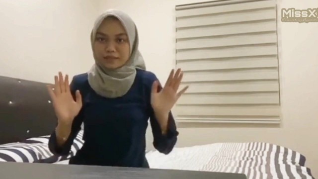 Melayu berbaju biru, bertudung kelabu!