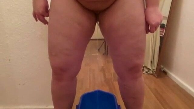 Bbw cleaning and peeing