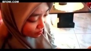 Jilbab Abu Abu Dipaksa Nyepong