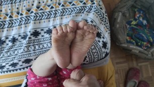 Cumshot on her wrinkled soles